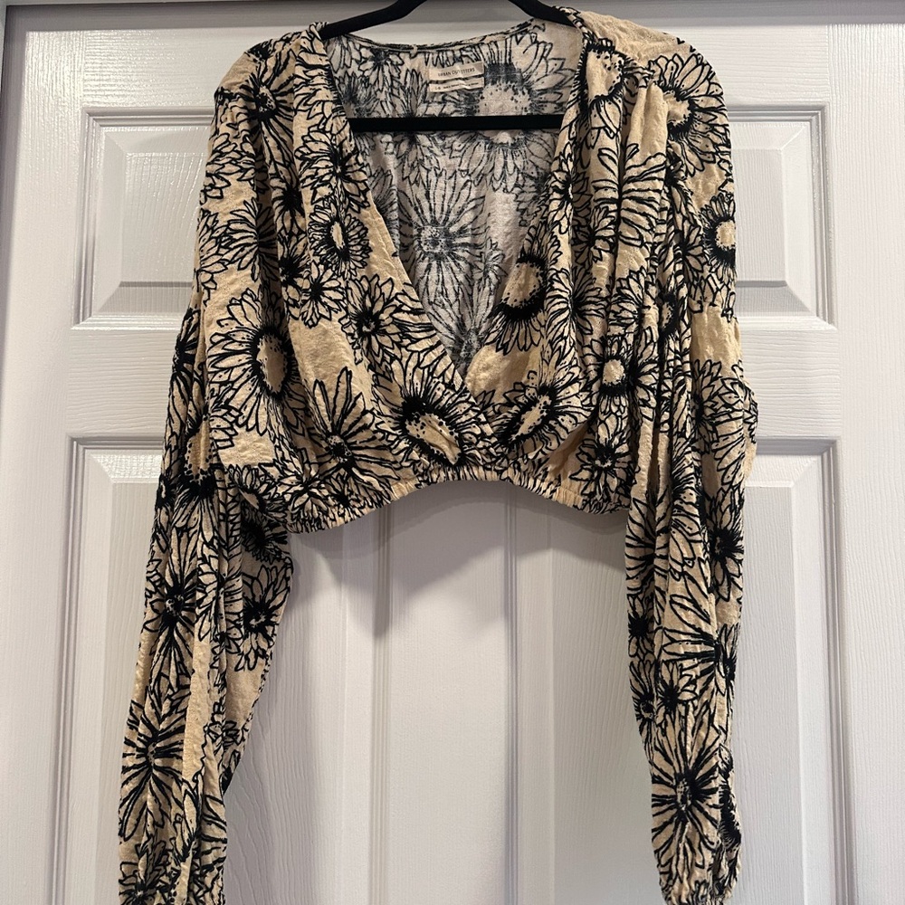Urban outfitters sunflower, long sleeve crop| LG